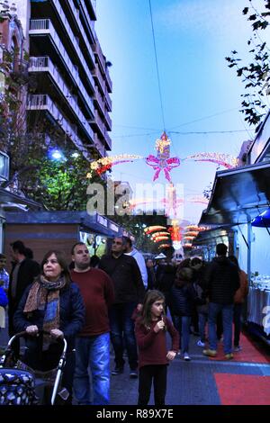 Jijona, Alicante, Spanien - Dezember 9, 2018: die Menschen zu Fuß und Kauf von traditionellen Nougat im Jijona Weihnachtsmarkt Stockfoto