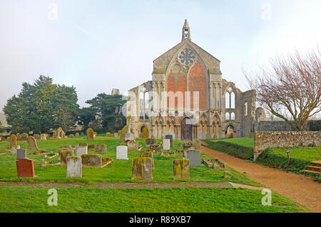 Ein Blick auf die Westfassade der Klosterkirche St. Maria und die Heiligen Kreuz in North Norfolk an Binham, Norfolk, England, Vereinigtes Königreich, Europa. Stockfoto