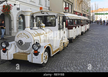 LJUBLJANA, Slowenien - 12. Oktober: Touristische Zug in Ljubljana am 12. Oktober 2014. Hop on Hop off Sightseeing Touren Fahrt in Ljubljana, Slowenien. Stockfoto