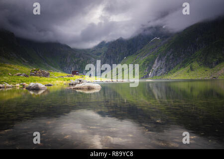 Nedre Heimredalsvatnet Gegend in der Nähe von eggum - amazing Crystal Lake umgeben von hohen Bergen. Sommer Urlaub in Lofoten in Nordnorwegen. Stockfoto