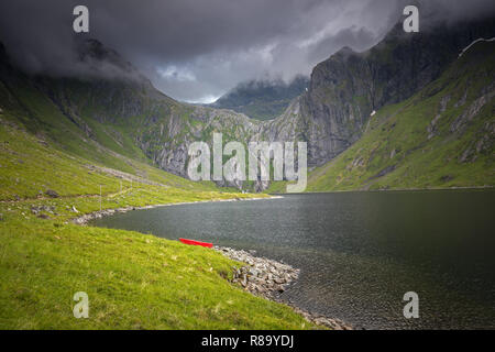 Nedre Heimredalsvatnet Gegend in der Nähe von eggum - amazing Crystal Lake umgeben von hohen Bergen. Sommer Urlaub in Lofoten in Nordnorwegen. Stockfoto