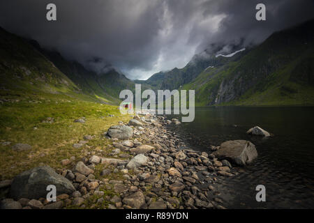 Nedre Heimredalsvatnet Gegend in der Nähe von eggum - amazing Crystal Lake umgeben von hohen Bergen. Sommer Urlaub in Lofoten in Nordnorwegen. Stockfoto