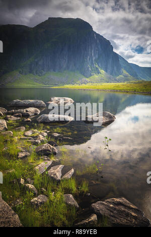 Nedre Heimredalsvatnet Gegend in der Nähe von eggum - amazing Crystal Lake umgeben von hohen Bergen. Sommer Urlaub in Lofoten in Nordnorwegen. Stockfoto