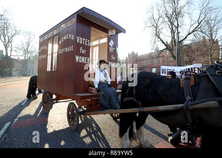 Jennie Garside, in der Uniform eines Suffragette gekleidet, vor der Enthüllung der Emmeline Pankhurst Statue in St. Peter's Square in Manchester genau 100 Jahre nach der Frauen in Großbritannien erste gestimmt in einer allgemeinen Wahl. Stockfoto