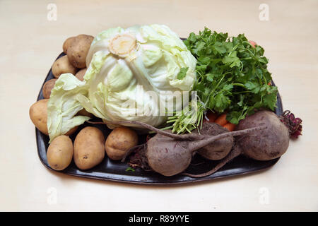 Kohl, Koriander Rote-bete-root Kartoffeln Satz von Gemüse auf weißem Hintergrund Stockfoto