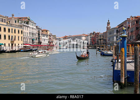 Venedig, Italien - Juli 09: Rialto Brücke in Venedig am Juli 09, 2011. Gondeln und Taxi Boote in der Nähe von rialt Brücke in Venedig, Italien. Stockfoto