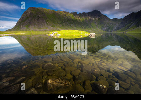 Nedre Heimredalsvatnet Gegend in der Nähe von eggum - amazing Crystal Lake umgeben von hohen Bergen. Sommer Urlaub in Lofoten in Nordnorwegen. Stockfoto