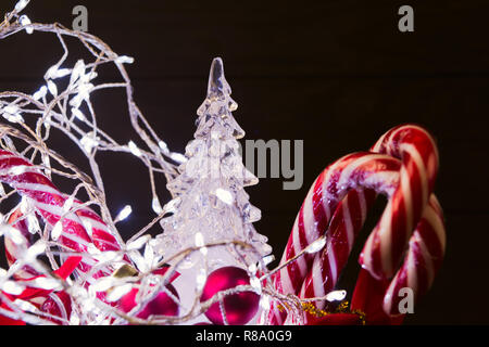 Christbaumschmuck mit Kranz und Zuckerstangen auf dunklem Hintergrund Stockfoto