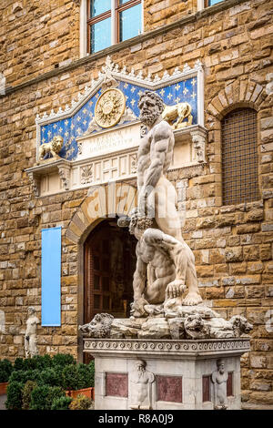 Florenz, Italien - 24. Oktober 2018: Herkules und Cacus Statue vor dem Palazzo Vecchio auf der Piazza della Signoria im historischen Zentrum von Flore Stockfoto