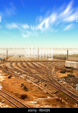 Fracht-Bahnsteig bei Sonnenuntergang mit container Stockfoto