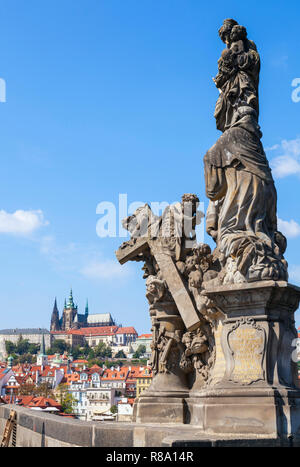 Prag Karlsbrücke Prag Karlsbrücke Statuen der Madonna und des heiligen Bernhard Karlsbrücke in Prag in der Tschechischen Republik EU Europa Stockfoto