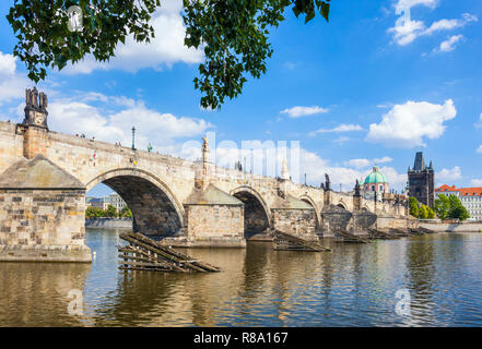 Karlsbrücke in Prag Karlsbrücke mit barocken Statuen von den Ufern des Flusses Vltata Mala strana Seite von Prag Tschechische Republik Europa Stockfoto