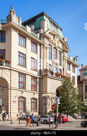 Prager Rathaus Fassade mit Skulpturen Prag Neue Rathaus Mariánské náměstí Praha Prag Tschechische Republik Europa eingerichtet Stockfoto