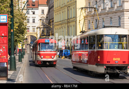 Prager Straßenbahnen vorbei an der Straßenbahn auf Smetanovo nábřeží Staré Město Prag Altstadt Prag Tschechien Europa Stockfoto