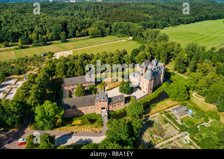 Luftaufnahme von Schloss Doorwerth (Niederländisch: Kasteel Doorwerth) ist eine mittelalterliche Burg in der Nähe von Arnhem, Niederlande. Die Burg befindet sich am Rhein entlang und Stockfoto