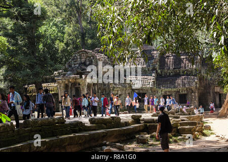 Eine große Anzahl von Touristen an den Ta Prohm Tempel Ruinen im Dschungel Lage. Siem Reap, Kambodscha, Südostasien Stockfoto