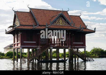 Haus auf Stelzen in schwimmenden Dorf in den Tonle Sap. Kampong Phluk, Provinz Siem Reap, Kambodscha, Südostasien Stockfoto