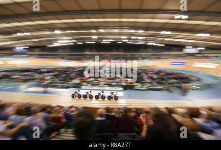 Neah Evans, Katie Archibald, Eleanor Dickinson und Laura Kenny von Großbritannien während die Frauen streben Erste Runde während des Tages eine der Tissot UCI Track Cycling World Cup bei Lee Valley VeloPark, London. Stockfoto