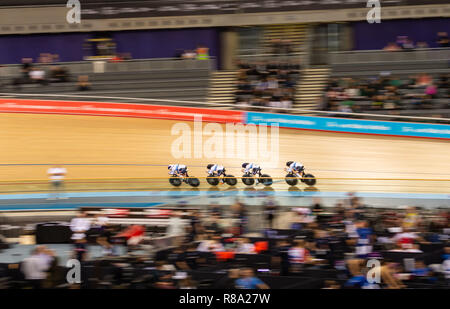 Neah Evans, Katie Archibald, Eleanor Dickinson und Laura Kenny von Großbritannien während die Frauen streben Erste Runde während des Tages eine der Tissot UCI Track Cycling World Cup bei Lee Valley VeloPark, London. Stockfoto