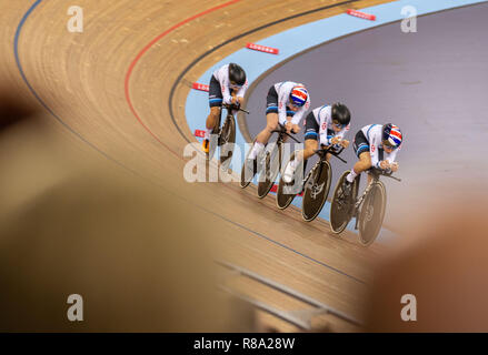 Neah Evans, Katie Archibald, Eleanor Dickinson und Laura Kenny von Großbritannien während die Frauen streben Erste Runde während des Tages eine der Tissot UCI Track Cycling World Cup bei Lee Valley VeloPark, London. Stockfoto