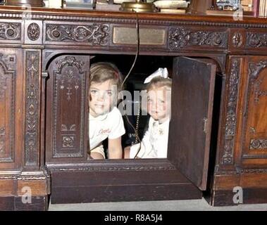 Caroline Kennedy Kerry Kennedy Resolute Desk a (7/8). Stockfoto