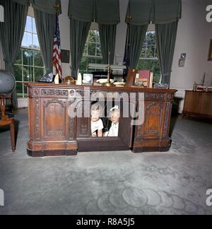 Caroline Kennedy Kerry Kennedy Resolute Desk ein. Stockfoto