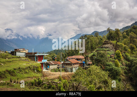 Rote Haus im Annapurna Himal Wald, Nepal, Himalaya, Asien Stockfoto