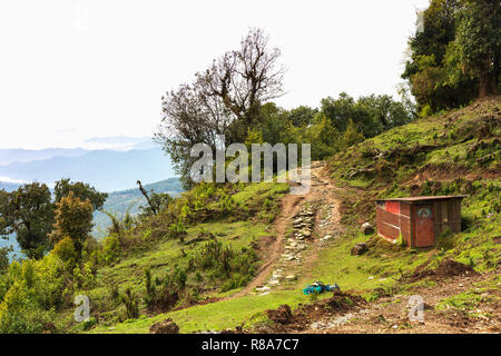 Hang Trail und kleine Gebäude im Annapurna Himal Wald, Nepal, Himalaya, Asien Stockfoto