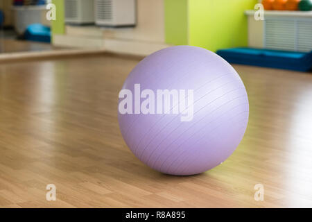 Fitness Ball auf dem Boden in der Turnhalle Stockfoto