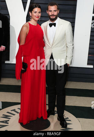 (Datei) Jamie Dornan und Frau Amelia Warner Erwarten ihr drittes Kind. Dornan und seine Frau sind bereits Eltern, zwei Töchter: Elva, 2½ und Dulcie, die ihren fünften Geburtstag im November feiern wird. BEVERLY HILLS, Los Angeles, CA, USA - 26. Februar: Amelia Warner und Jamie Dornan am 2017 Vanity Fair Oscar Partei kommen im Wallis Annenberg Center für Darstellende Künste hielt am 26. Februar 2017 in Beverly Hills, Los Angeles, Kalifornien, Vereinigte Staaten. (Foto von Xavier Collin/Image Press Agency) Stockfoto