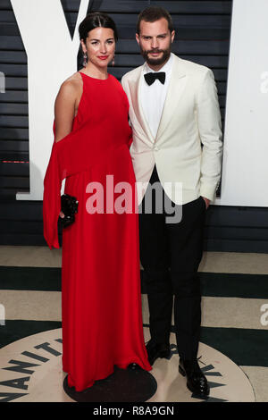 (Datei) Jamie Dornan und Frau Amelia Warner Erwarten ihr drittes Kind. Dornan und seine Frau sind bereits Eltern, zwei Töchter: Elva, 2½ und Dulcie, die ihren fünften Geburtstag im November feiern wird. BEVERLY HILLS, Los Angeles, CA, USA - 26. Februar: Amelia Warner und Jamie Dornan am 2017 Vanity Fair Oscar Partei kommen im Wallis Annenberg Center für Darstellende Künste hielt am 26. Februar 2017 in Beverly Hills, Los Angeles, Kalifornien, Vereinigte Staaten. (Foto von Xavier Collin/Image Press Agency) Stockfoto