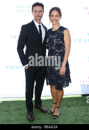 BEVERLY HILLS, LOS ANGELES, CA, USA - OKTOBER 07: Jason Behr und KaDee Strickland kommen zum jährlichen Brunch 2018 der R8pe Foundation an und profitieren vom R8pe Treatment Center und Stuart House im Santa Monica-UCLA Medical Center, das am 7. Oktober 2018 im Ron Burkle's Green Acres Estate in Beverly Hills, Los Angeles, Kalifornien, USA stattfindet. (Foto: Xavier Collin/Image Press Agency) Stockfoto