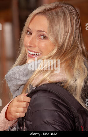 Porträt einer lächelnden jungen Frau Stockfoto
