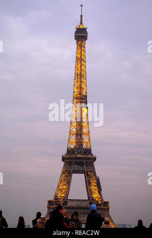 Paris, Frankreich, November 2017: Eiffelturm beleuchtet in der Abenddämmerung. Der Eiffelturm ist eines der bekanntesten Wahrzeichen der Welt. Paris, Fran Stockfoto