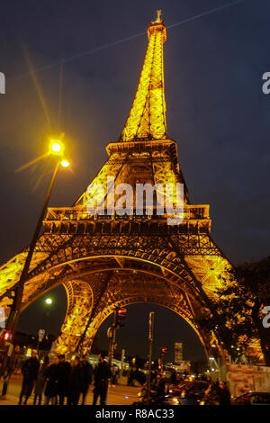 Paris, Frankreich, November 2017: Eiffelturm beleuchtet in der Abenddämmerung. Der Eiffelturm ist eines der bekanntesten Wahrzeichen der Welt. Paris, Fran Stockfoto