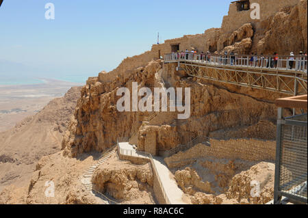 Touring Masada Felsplateau mit ruiniert Paläste der brutalen König Herodes in der Wüste Juda in Israel erinnern Massenselbstmord von Juden kämpfen mit den Römern. Stockfoto