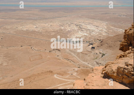 Touring Masada Felsplateau mit ruiniert Paläste der brutalen König Herodes in der Wüste Juda in Israel erinnern Massenselbstmord von Juden kämpfen mit den Römern. Stockfoto