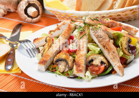 Gegrillte Türkei und gebratenen Champignons auf frischem Salat Stockfoto