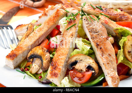 Gegrillte Türkei und gebratenen Champignons auf frischem Salat Stockfoto