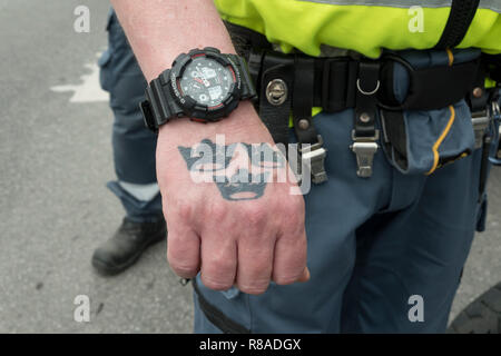 Mann mit Tattoo auf der Hand, Stockholm, Schweden. Stockfoto