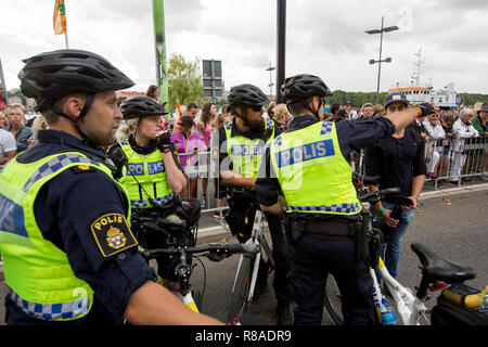 Radfahren Polizisten während der CSD-Parade in Stockholm, Schweden. Stockfoto