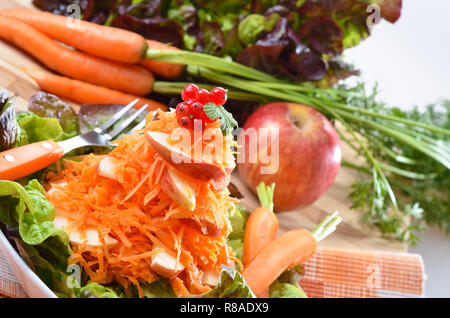 Frischer Salat von carottes Salat, Äpfel. Stockfoto