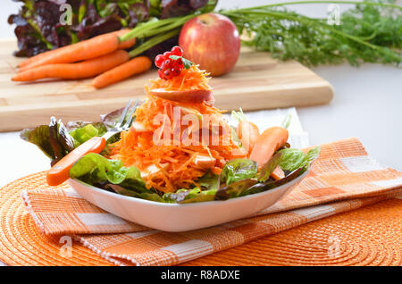 Frischer Salat von carottes Salat, Äpfel. Stockfoto