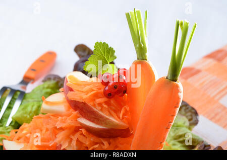 Frischer Salat von carottes Salat, Äpfel. Stockfoto