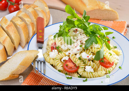 Nudelsalat mit ricotta Käse und Rucola Stockfoto