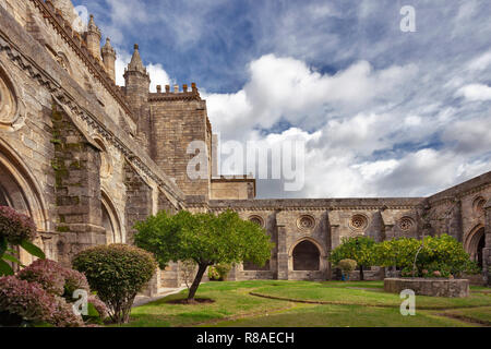 Basilika Kathedrale Sé de Nossa Senhora da Assunção, Kreuzgang und Garten, UNESCO-Weltkulturerbe, Évora, Alentejo, Portugal Stockfoto