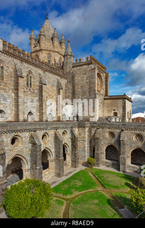 Basilika Kathedrale Sé de Nossa Senhora da Assunção, Kreuzgang und Garten, UNESCO-Weltkulturerbe, Évora, Alentejo, Portugal Stockfoto