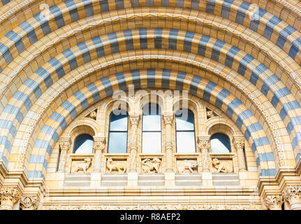 Tier Skulpturen rund um die Terrakotta arch der Haupteingang des Natural History Museum in South Kensington, London, England Stockfoto