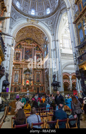 Main Kapelle, Querhaus und Chor, die Kathedrale, La Mezquita de Cordoba, Andalusien, Spanien. Stockfoto