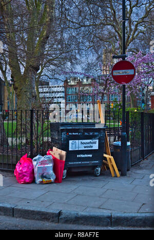 Haushalt Abfallbehälter in Street, Hoxton Square, Hoxton, London, England Stockfoto